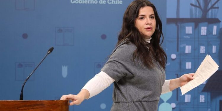 Antonia Orellana se refirió a la baja natalidad en Chile, y a la propuesta de José Antonio Kast
