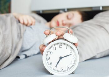 Cambio de hora en Chile: profesionales de salud entregan recomendaciones para adaptarse al horario de invierno