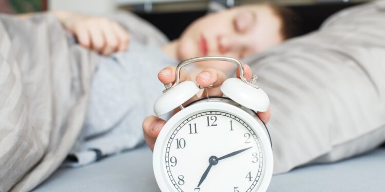 Cambio de hora en Chile: profesionales de salud entregan recomendaciones para adaptarse al horario de invierno