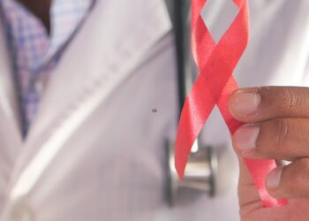 Jóvenes de 25 a 29 años lideran casos de VIH en Chile: organización mundial hace un llamado a reforzar educación sexual y uso del preservativo