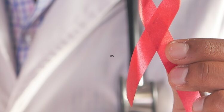 Jóvenes de 25 a 29 años lideran casos de VIH en Chile: organización mundial hace un llamado a reforzar educación sexual y uso del preservativo