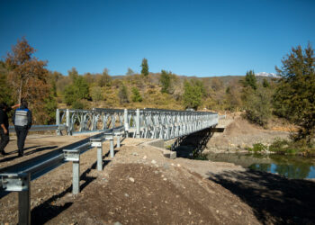 Gobernador Crisóstomo y Seremi MOP inspeccionan avance de obras de puentes mecano en la cordillera de San Fabián
