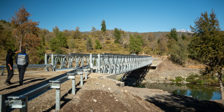 Gobernador Crisóstomo y Seremi MOP inspeccionan avance de obras de puentes mecano en la cordillera de San Fabián