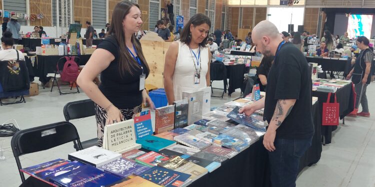 Cada 23 de abril se conmemora internacionalmente el Día del Libro y la Lectura. La editorial de la Universidad del Bío-Bío visita las seis facultades de la casa de estudios, bibliotecas y ferias.