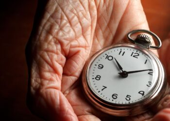 Chile envejece más rápido y expertos llaman a adaptar los entornos