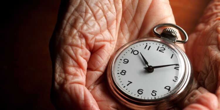 Chile envejece más rápido y expertos llaman a adaptar los entornos