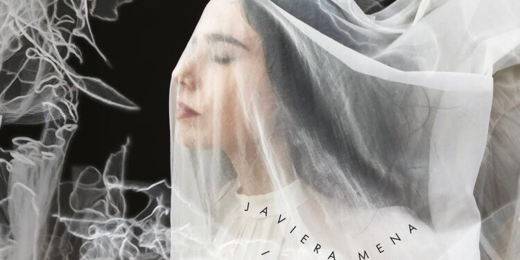 Javiera Mena se transforma con Inmersión, su disco más vulnerable y profundo