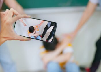 Alza en denuncias de violencia escolar refleja un problema social más amplio