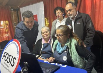 Alfareras de Quinchamalí conocen el nuevo Portal de Emprendimiento para postular al FOSIS
