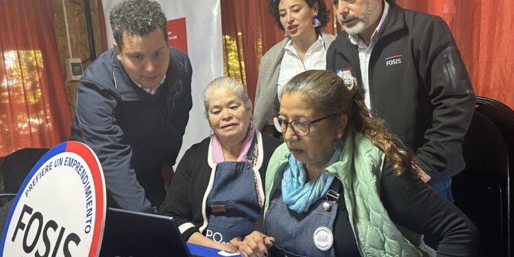 Alfareras de Quinchamalí conocen el nuevo Portal de Emprendimiento para postular al FOSIS