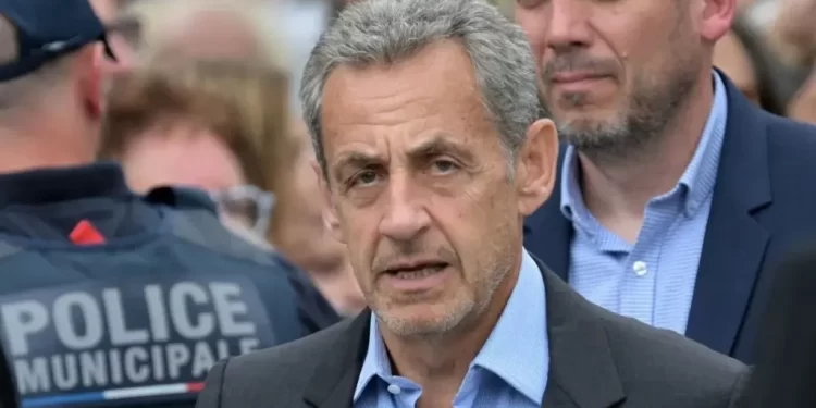 Nicolas Sarkzoy se encuentra en libertad condicional y ya no porta el brazalete electrónico que se le colocó