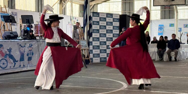 SLEP Punilla Cordillera celebró Día de la Educación Artística con canto y baile en Ñiquén