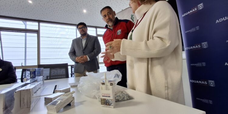 Aduana entrega a la USM cigarrillos decomisados para comenzar estudio de biodegradación utilizando hongos y bacterias