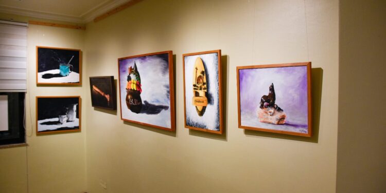 «Instantes con luz lateral»: una invitación a redescubrir lo cotidiano desde el arte