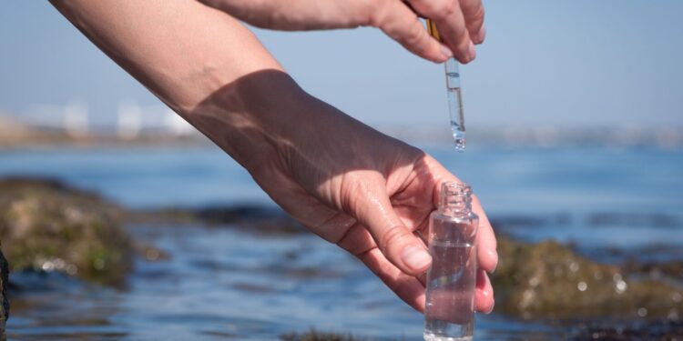 Especialista advierte sobre riesgos de consumir agua de mar y desmiente su supuesta eficacia contra el cáncer