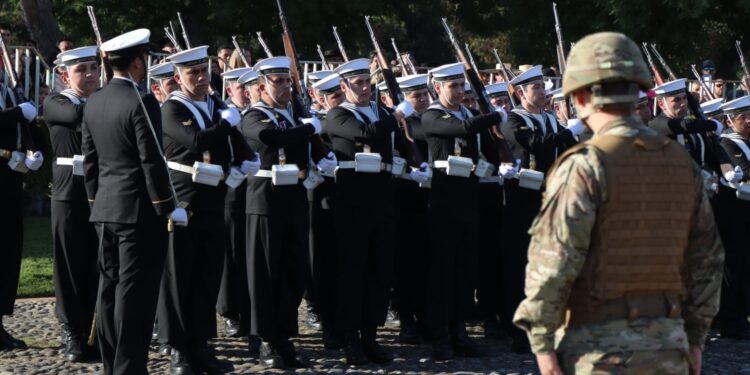 Soleada tarde acompañó Conmemoración N°146 de las Glorias Navales.