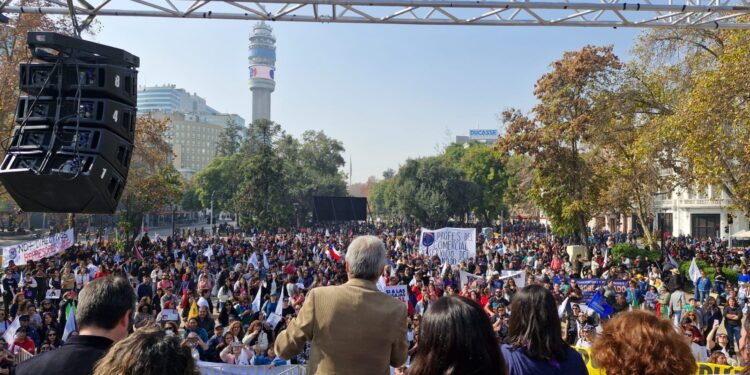 MASIVO PARO Y MULTITUDINARIAS MARCHAS EN TODO CHILE