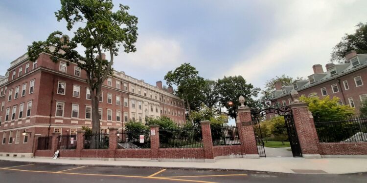 Restricciones migratorias de Trump sacuden a Harvard y generan dudas en estudiantes internacionales
