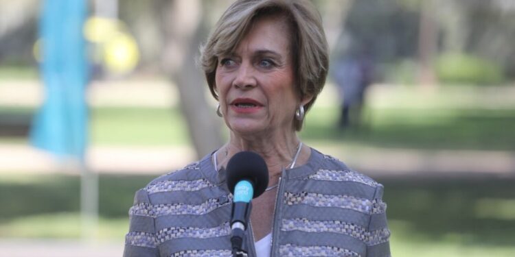 Evelyn Matthei, acusó falta de prescindencia de algunos ministros, quienes dijo pareciera que «lo único que hacen es ver en qué me pueden pegar»