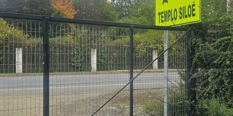 VECINOS DENUNCIAN CIERRE CONSTANTE DE CALLEJÓN SILOE EN CAMINO A PINTO, QUEDANDO SIN ACCESO A SUS VIVIENDAS