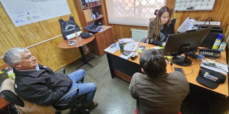 Cortes de luz: Municipalidad de El Carmen asiste a vecinos para ingresar sus reclamos a la SEC