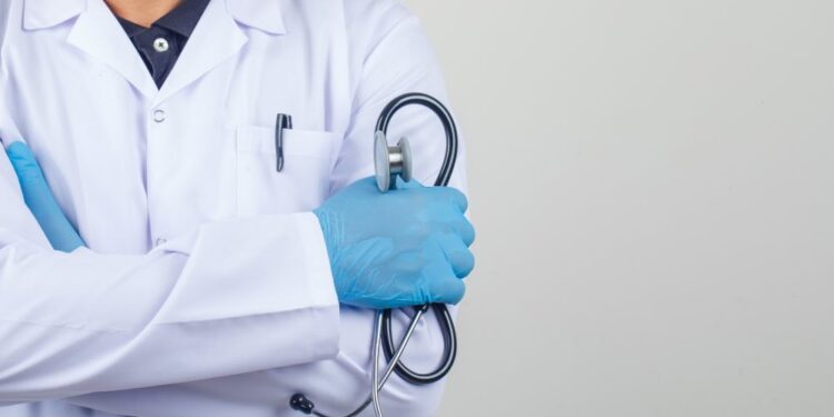 31% de las licencias médicas irregulares en el sector público fueron financiadas por Isapres: expertos advierten impacto millonario