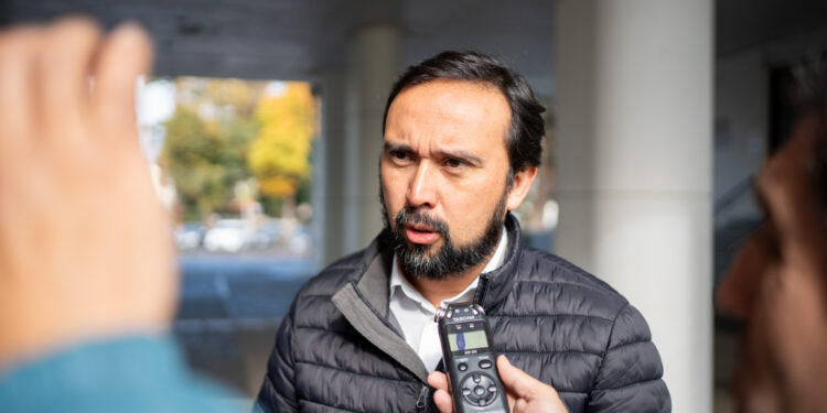 Gobernador Crisóstomo emplaza a Ministro de Energía por la lenta reposición del servicio eléctrico tras el temporal