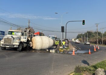 Longitudinal sur;  volcamiento de betonera derrama aceite en el lugar