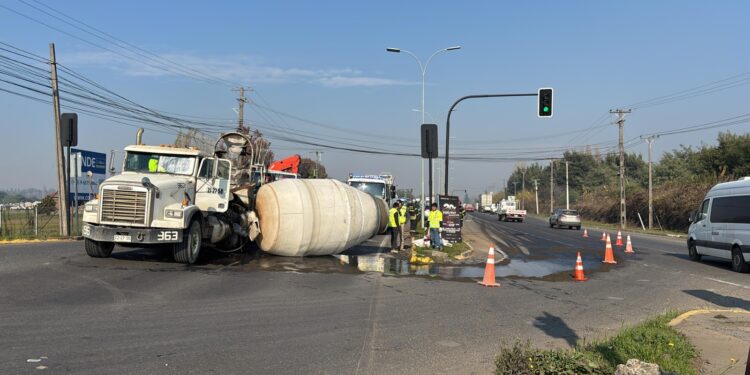 Longitudinal sur;  volcamiento de betonera derrama aceite en el lugar
