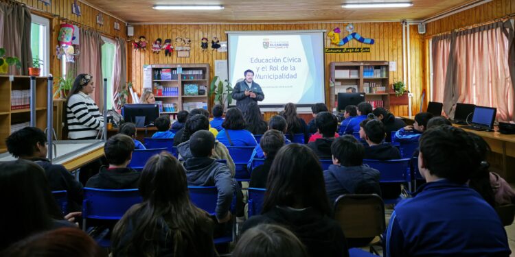 Inician ciclo de charlas de educación cívica en establecimientos de El Carmen