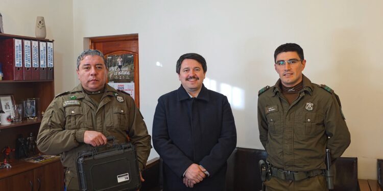 Municipio de El Carmen entrega pistola detectora de velocidad a Carabineros