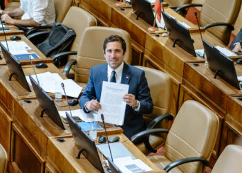 Casi un año sin avance: Diputado Cristóbal Martínez llama al Senado a reactivar proyecto de ley que restringe el uso de celulares al interior de los colegios