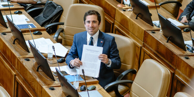 Casi un año sin avance: Diputado Cristóbal Martínez llama al Senado a reactivar proyecto de ley que restringe el uso de celulares al interior de los colegios