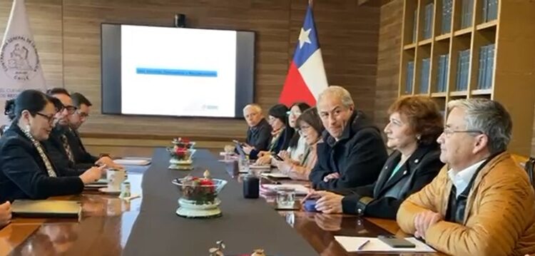 COLEGIO DE PROFESORES EXIGE A CONTRALORÍA ACLARAR INTERPRETACIONES A SUS OFICIOS SOBRE DESCUENTOS POR DERECHO A MANIFESTARSE Y ESPERA CELERIDAD EN LA RESPUESTA