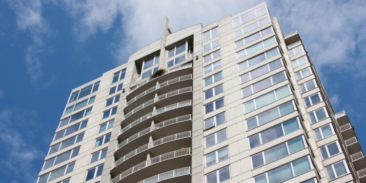 Ley Valentín impulsa revisión de normas para proteger la infancia en viviendas en altura