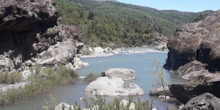 Contraloría exige a la SMA resolver sanciones por desalojos ilegales del Embalse Punilla