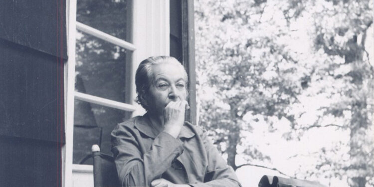 Gabriela Mistral: 80 años del Nobel serán conmemorados con coloquio en Chillán