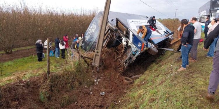 Accidente : Bus volcó en la Ruta 5 Sur, a la altura del kilómetro 358 en la localidad de San Gregorio