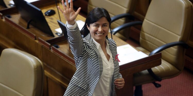 Salud bucal: aprueban proyecto de la diputada Bravo que pide al Gobierno dar libre elección a usuarios de Fonasa e incorporar ortodoncia a Bono PAD