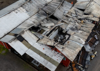 Gobernador Óscar Crisóstomo compromete recursos para la reconstrucción tras incendio en el CET de San Carlos