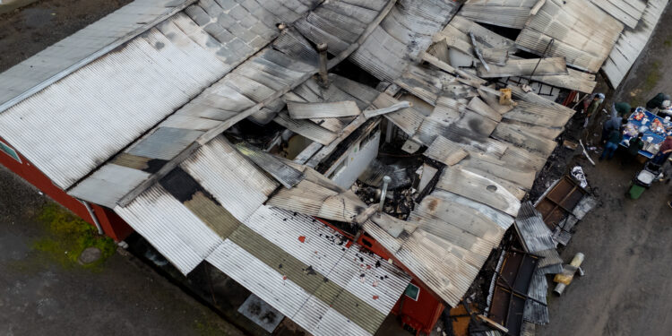Gobernador Óscar Crisóstomo compromete recursos para la reconstrucción tras incendio en el CET de San Carlos