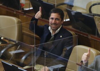 Diputado Cristóbal Martínez logra que el Senado comience a tramitar proyecto de ley que restringe uso de celulares al interior de los colegios