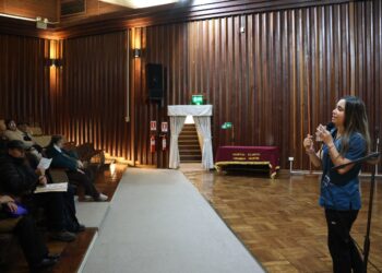 Talleres de rehabilitación auditiva: adultos mayores aprenden a sacar el máximo provecho de sus audífonos