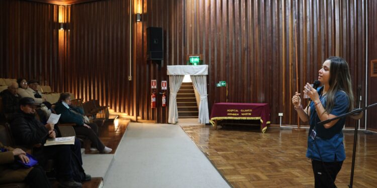 Talleres de rehabilitación auditiva: adultos mayores aprenden a sacar el máximo provecho de sus audífonos