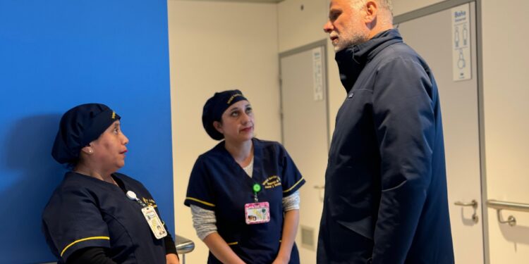 Ministro del Interior visitó obras del nuevo Hospital Regional de Ñuble, que ya alcanza un 96% de avance