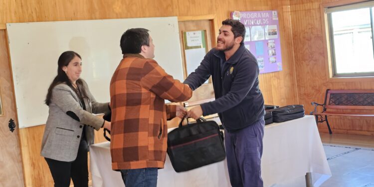 El Carmen: Entregan 18 notebooks para modernizar sistema de salud municipal