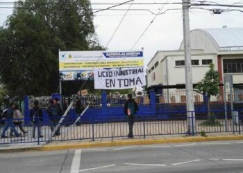 Estudiantes del Liceo Industrial de Chillán 15 años realizando clases en containers