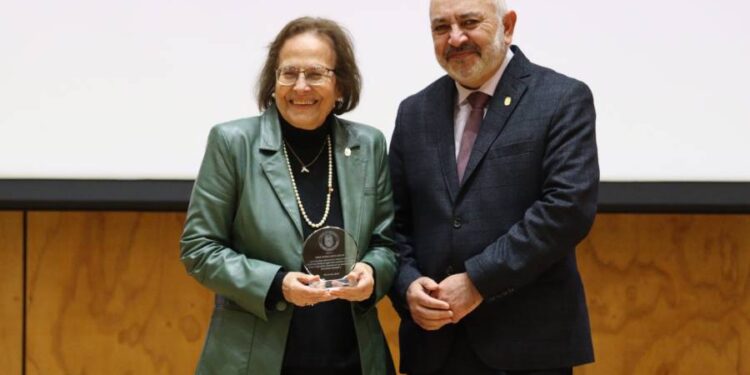 Universidad del Bio Bio reconoce  emblemática académica Julia Fawaz