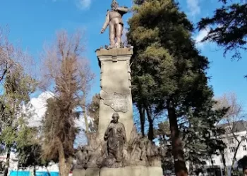 Peleas en Plaza de Armas de Chillán: tres menores armados atacan a joven y huyen del lugar