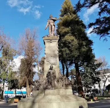Peleas en Plaza de Armas de Chillán: tres menores armados atacan a joven y huyen del lugar